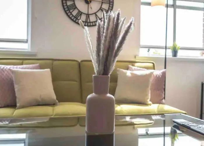 Cozy 2Br Retreat, London Rental!